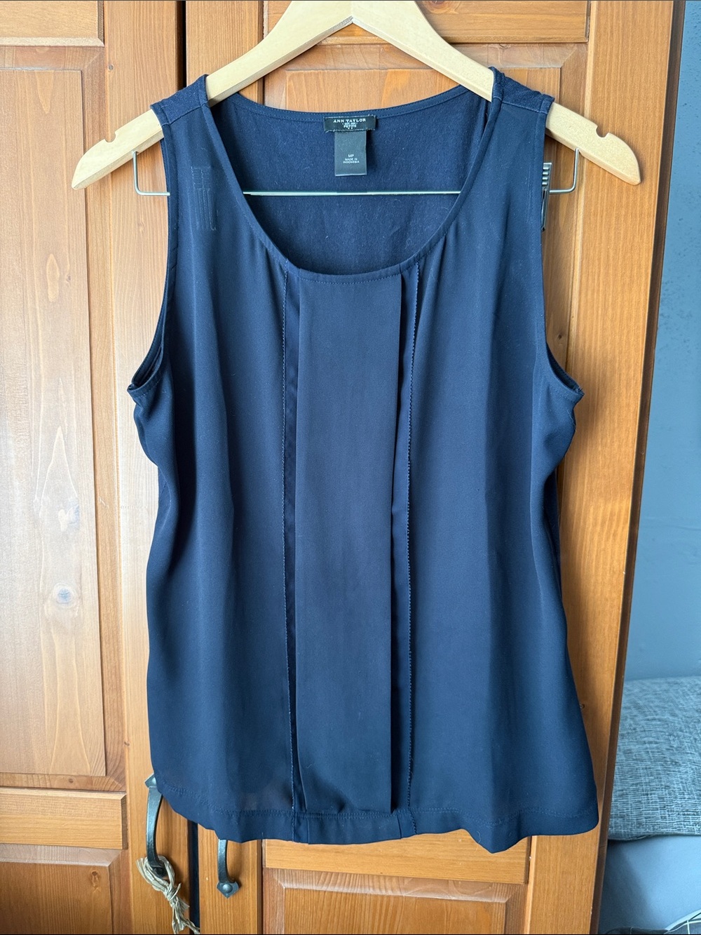 Ann Taylor Navy sleeveless top with pleated design (Ptp 19”)